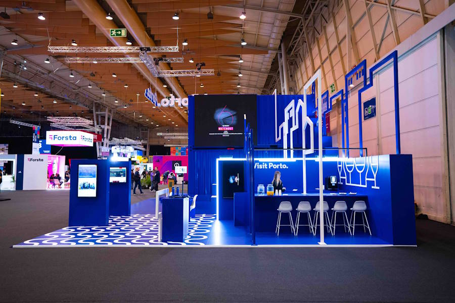 A Feeders desenvolveu um stand reutilizável para a marca Porto. na Web Summit