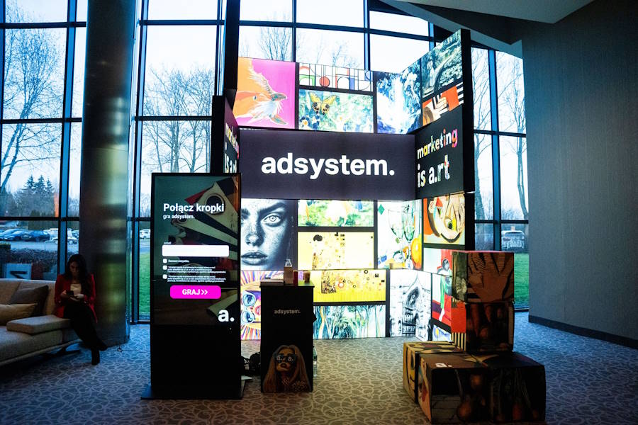 A Adsystem é especializada em soluções publicitárias e estruturas modulares para eventos