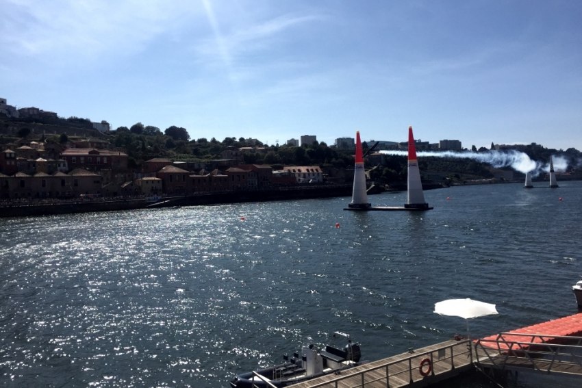 Primeiro dia do Red Bull Air Race com 250 mil espectadores