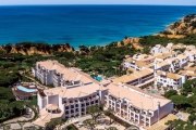 Pine Cliffs Resort abre 400 vagas