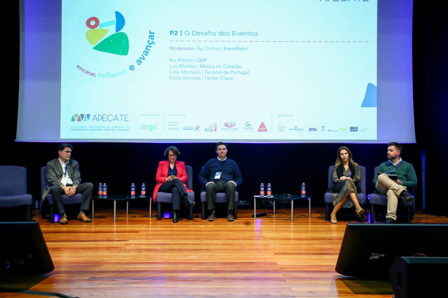 © APECATE | Rui Ribeiro, QSP Summit, Lídia Monteiro, Turismo de Portugal, Luís Montez, Música no Coração, e Paula Almeida, FactorChave, num painel moderado por Rui Ochôa, da Event Point