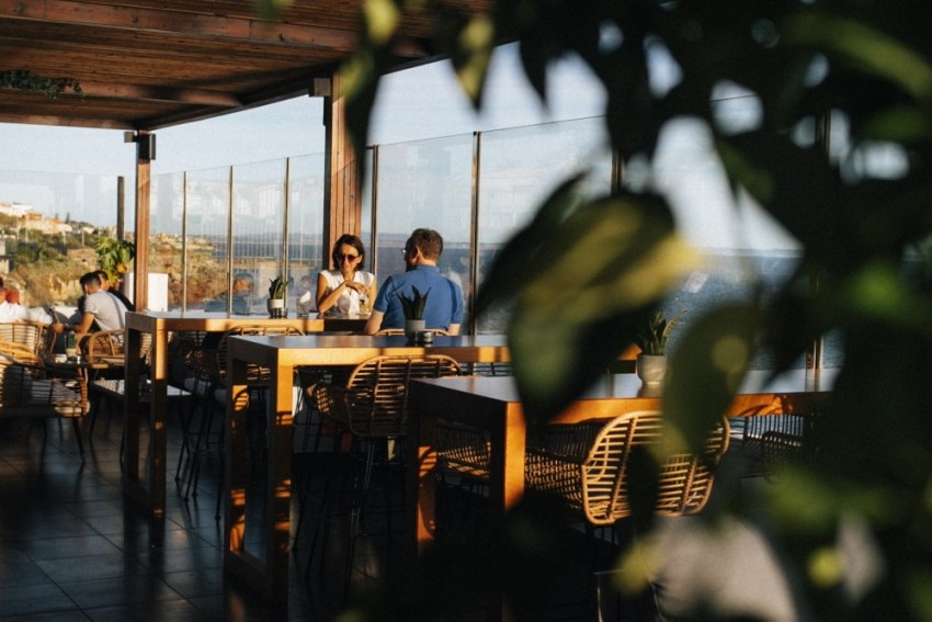 Um drone a entregar bebidas no mar