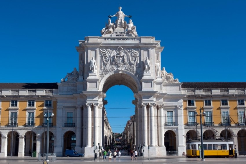 Rua Augusta Arch opens its doors at sunset