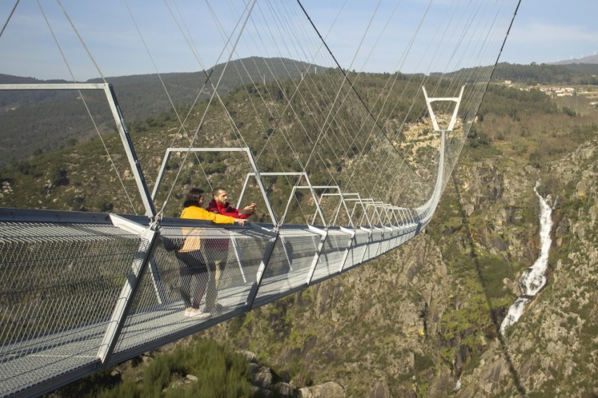 Adrenalina e espírito de equipa na ponte suspensa de Arouca