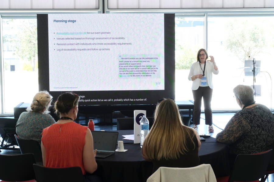 Manuela Impellizeri Kemp na sessão sobre acessibilidade no Associations World Congress 2026